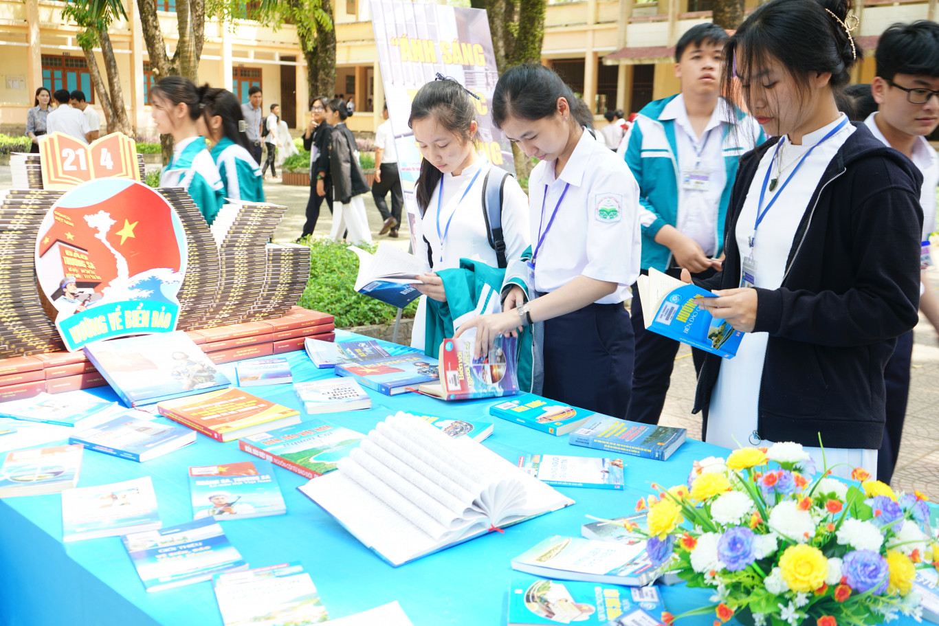 Các em học sinh tham quan triển lãm sách